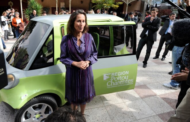 Devant un prototype de voiture électrique, en 2008. © Reuters Devant un prototype de voiture électrique, en 2008. © Reuters